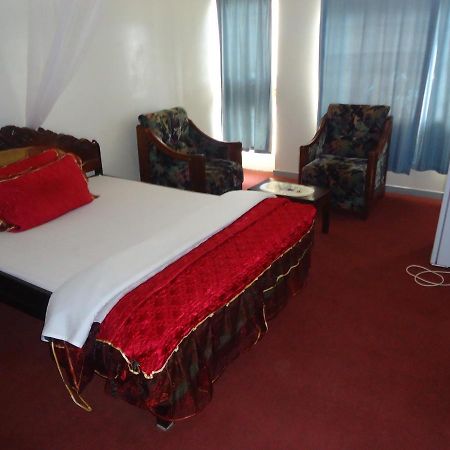 Brisk Hotel Triangle Njeru المظهر الخارجي الصورة