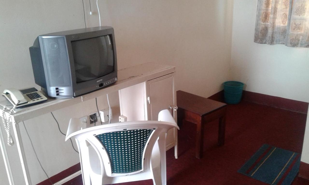 Brisk Hotel Triangle Njeru المظهر الخارجي الصورة