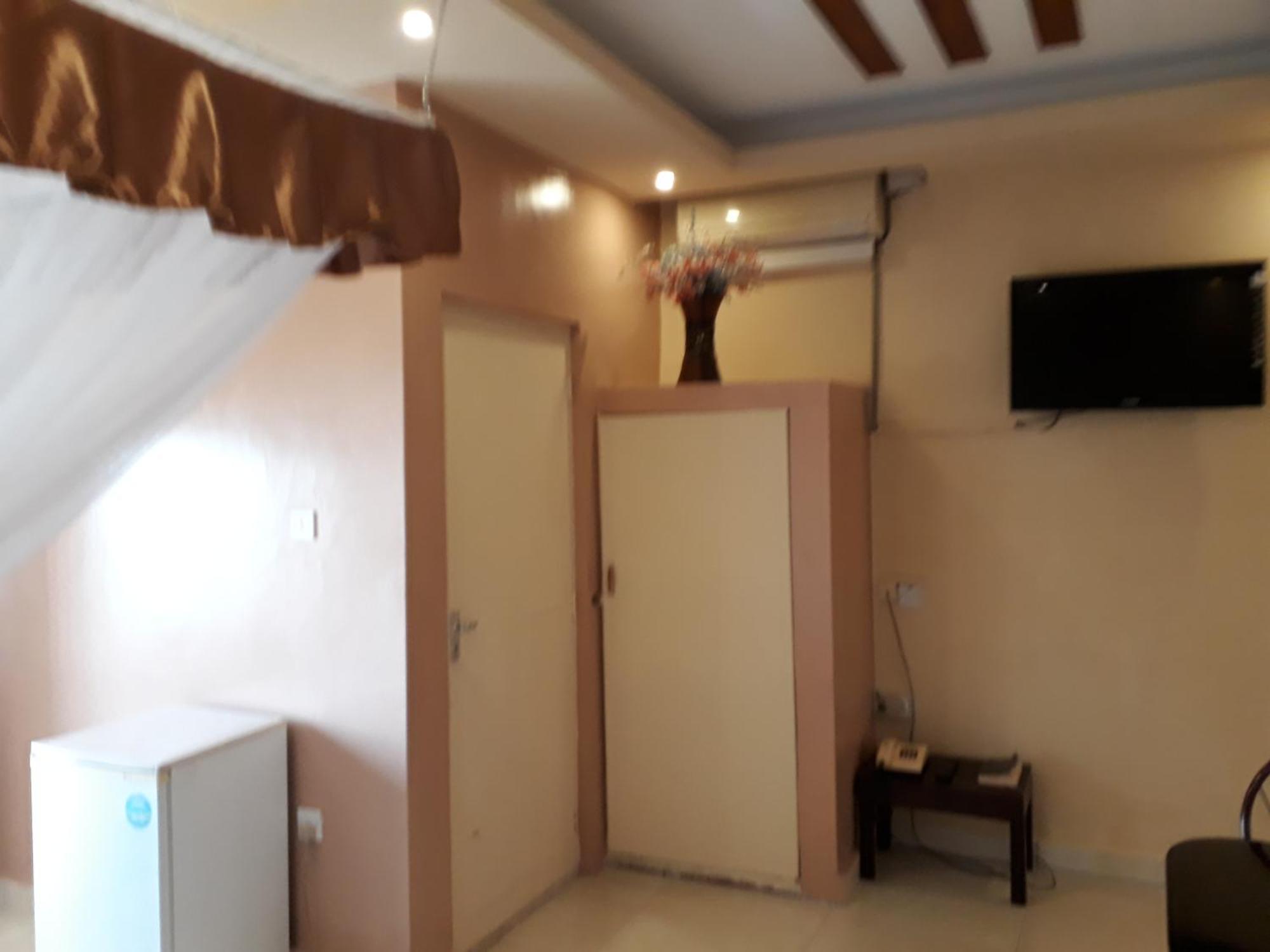 Brisk Hotel Triangle Njeru المظهر الخارجي الصورة
