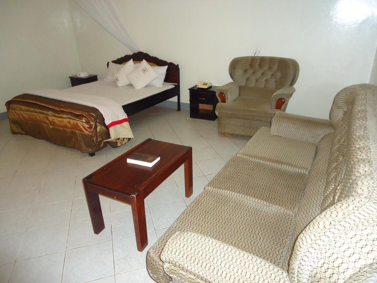 Brisk Hotel Triangle Njeru المظهر الخارجي الصورة