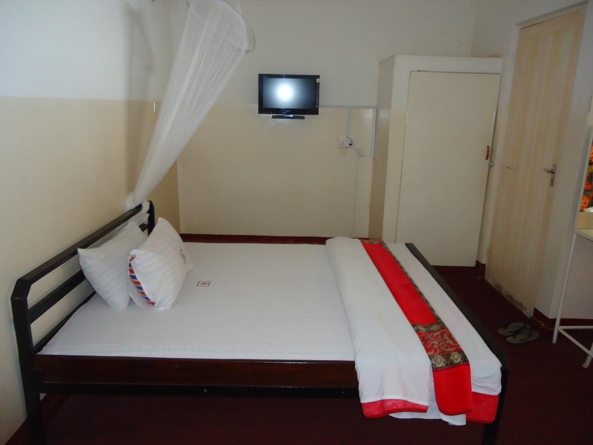 Brisk Hotel Triangle Njeru المظهر الخارجي الصورة