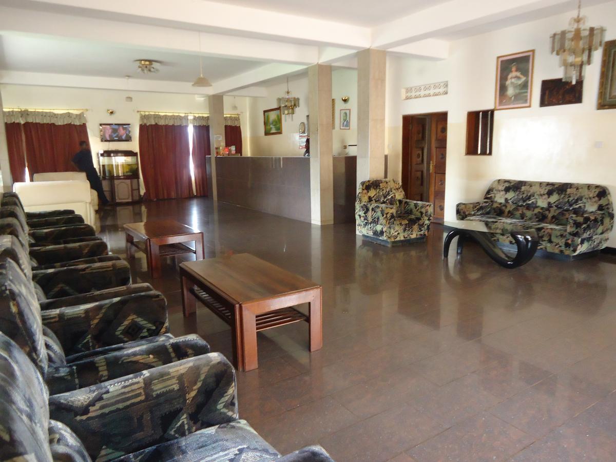 Brisk Hotel Triangle Njeru المظهر الخارجي الصورة