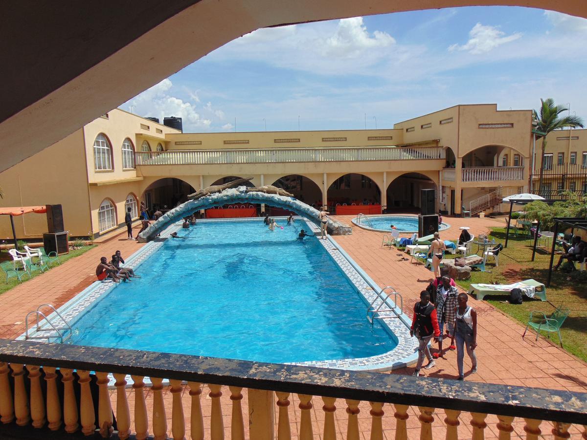 Brisk Hotel Triangle Njeru المظهر الخارجي الصورة