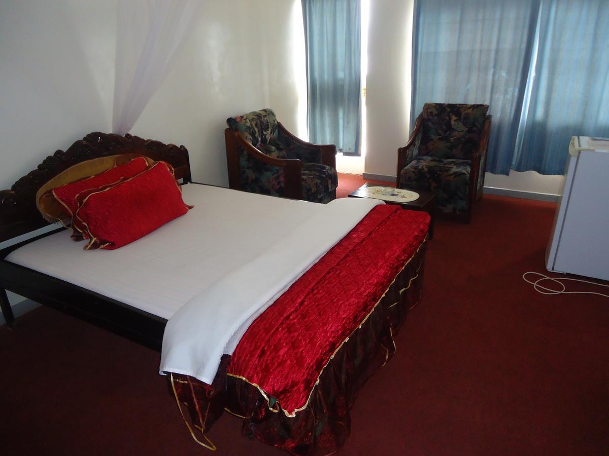 Brisk Hotel Triangle Njeru المظهر الخارجي الصورة