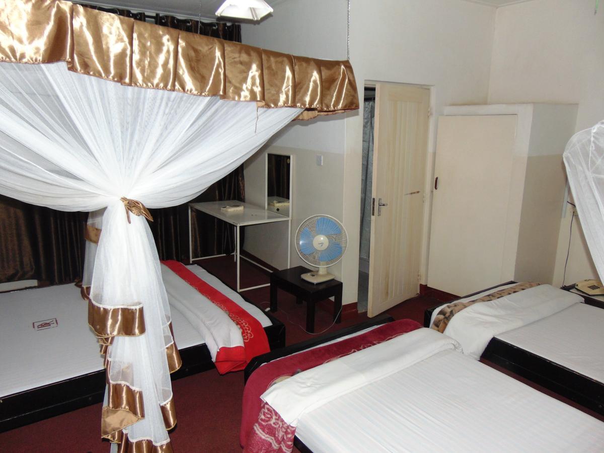 Brisk Hotel Triangle Njeru المظهر الخارجي الصورة