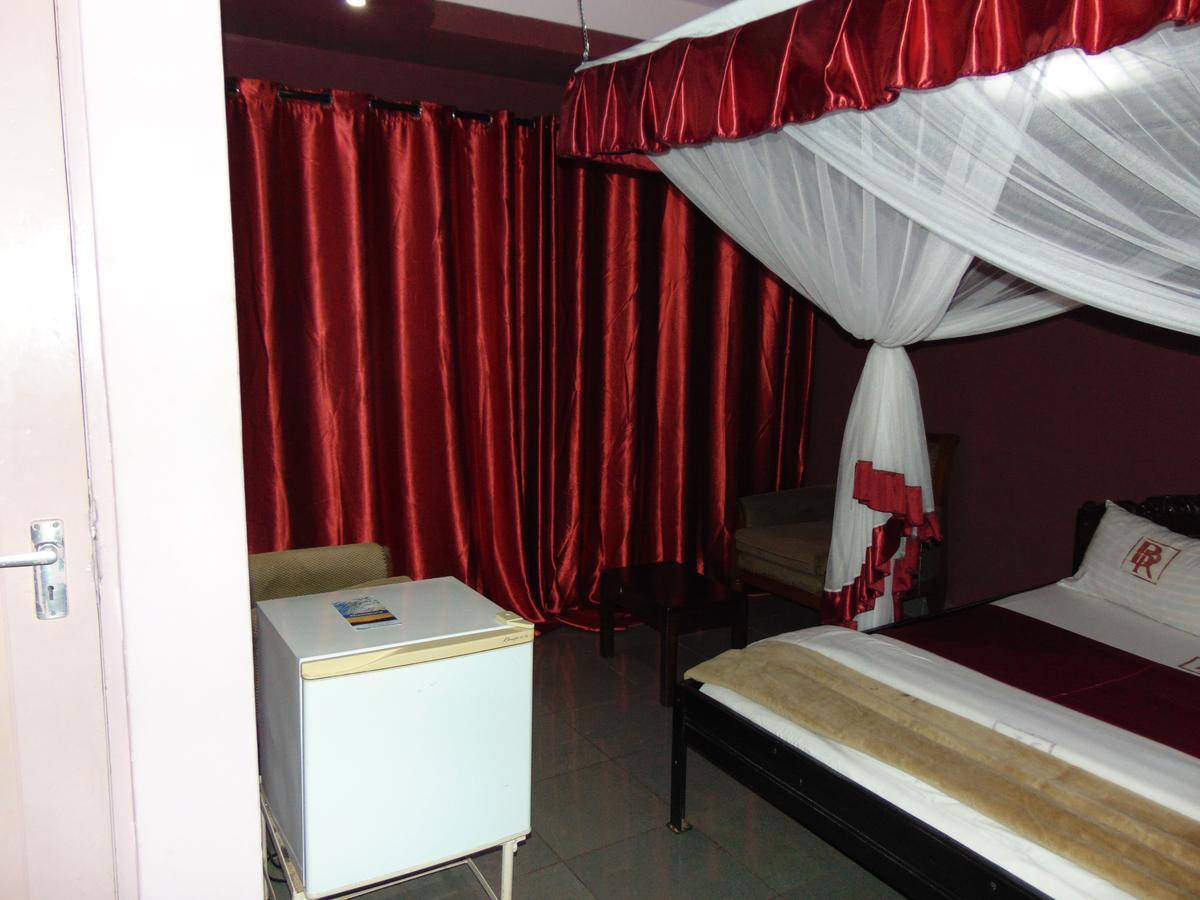 Brisk Hotel Triangle Njeru المظهر الخارجي الصورة
