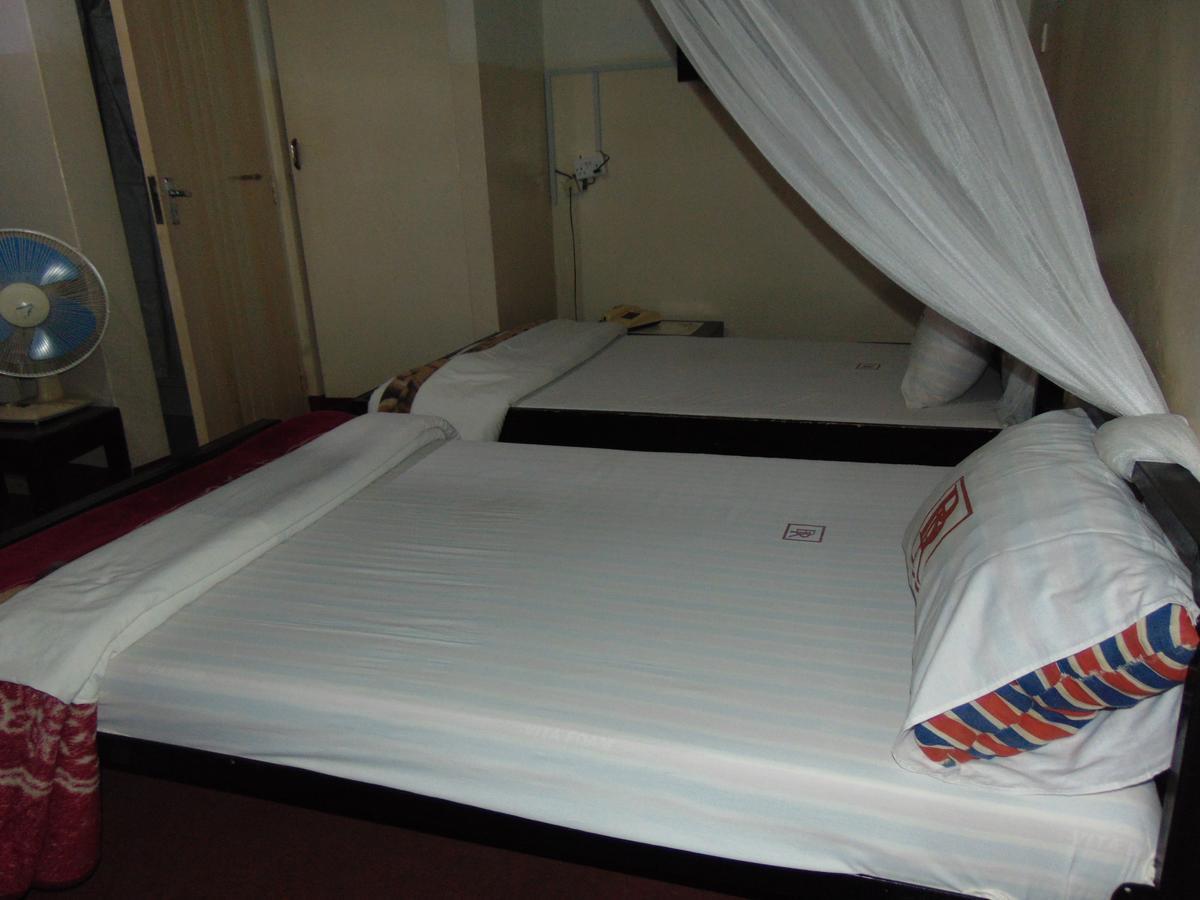 Brisk Hotel Triangle Njeru المظهر الخارجي الصورة