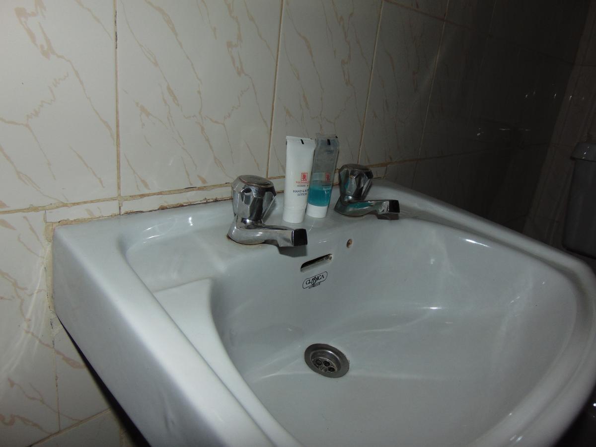 Brisk Hotel Triangle Njeru المظهر الخارجي الصورة
