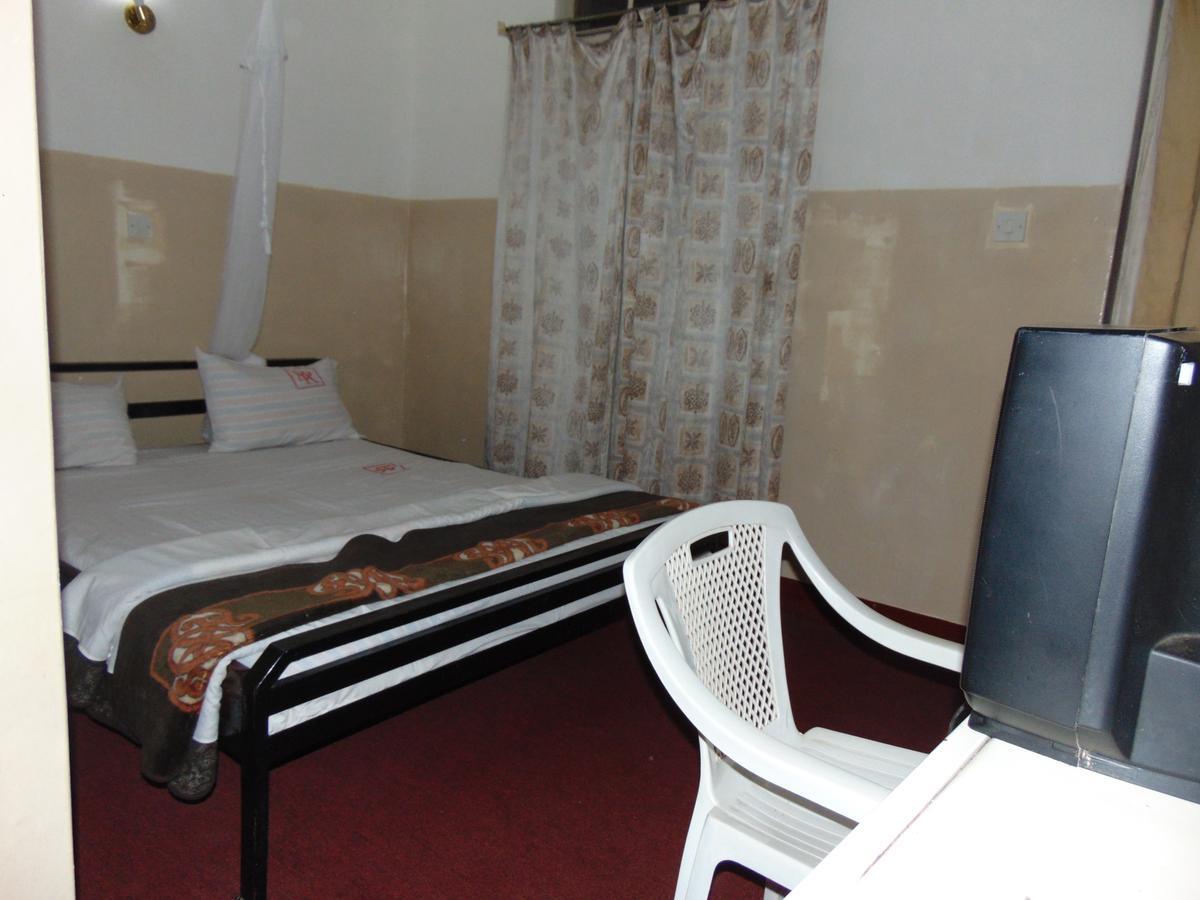 Brisk Hotel Triangle Njeru المظهر الخارجي الصورة