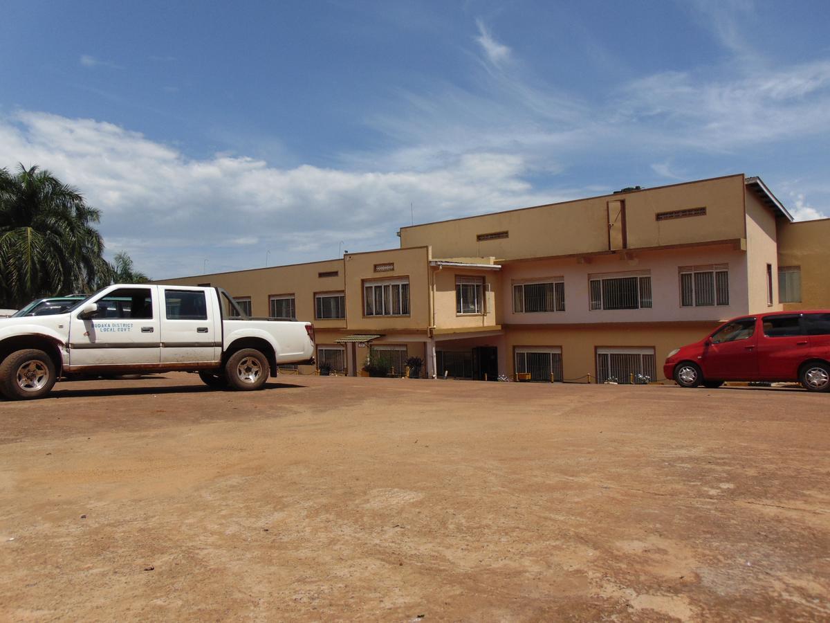 Brisk Hotel Triangle Njeru المظهر الخارجي الصورة