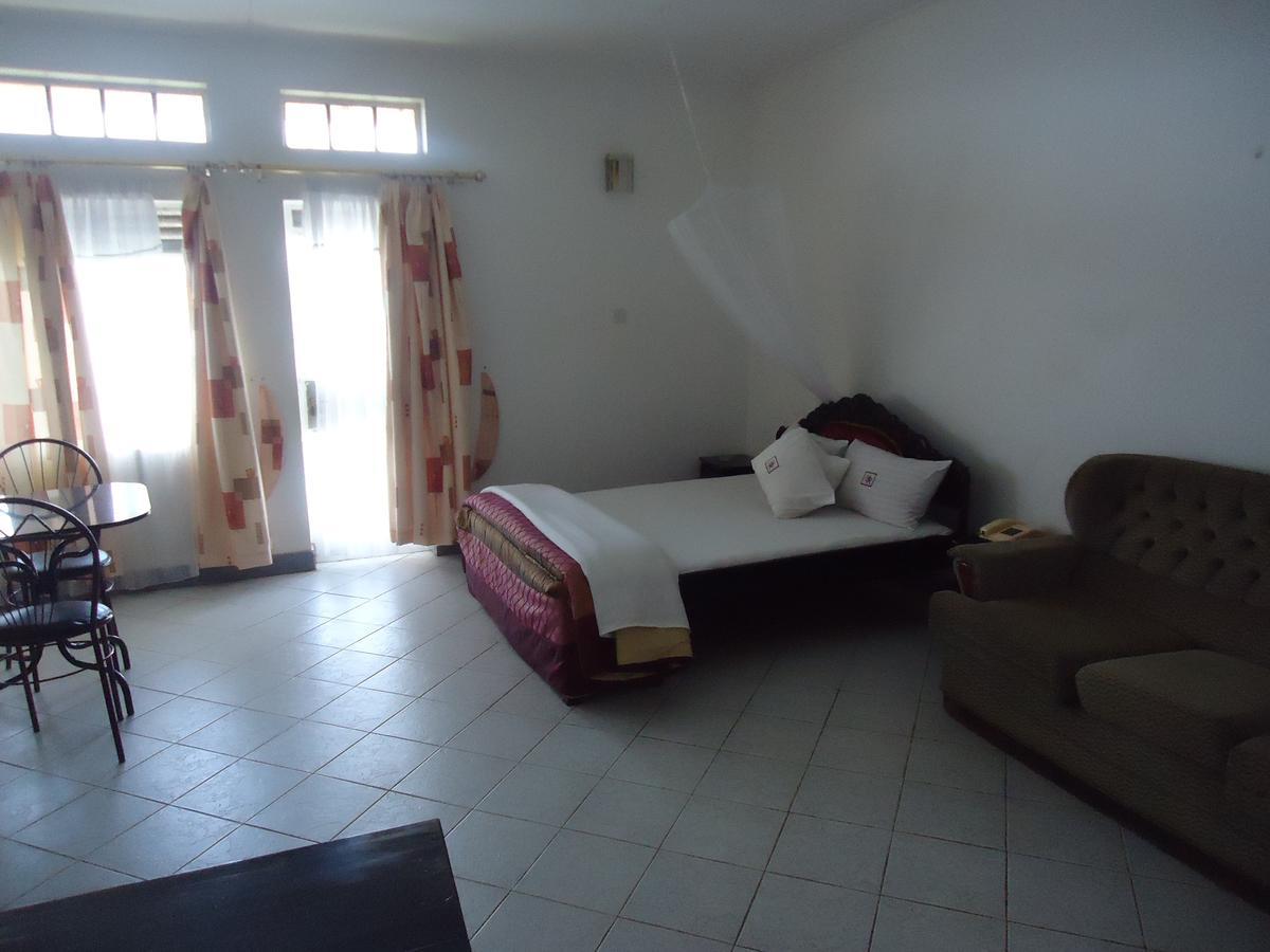 Brisk Hotel Triangle Njeru المظهر الخارجي الصورة