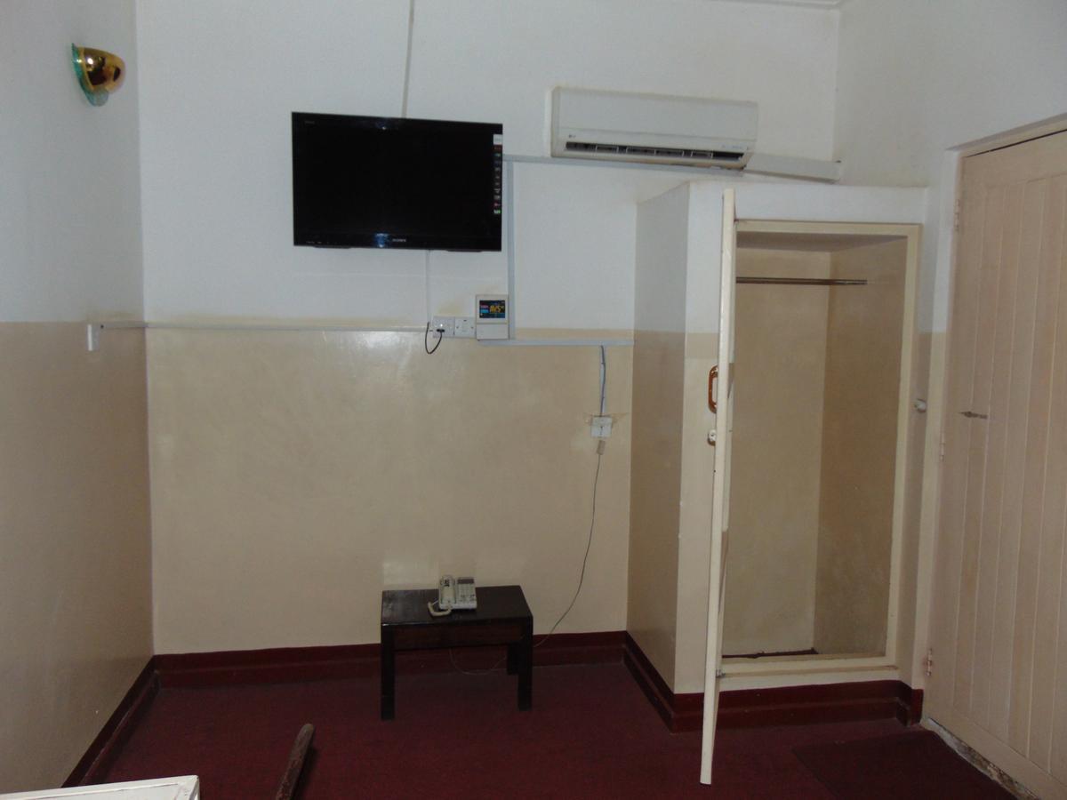Brisk Hotel Triangle Njeru المظهر الخارجي الصورة