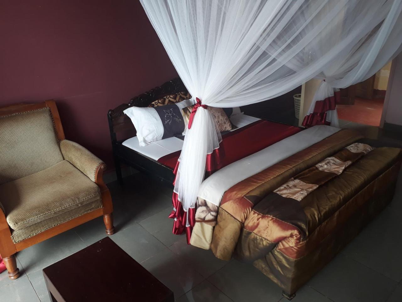 Brisk Hotel Triangle Njeru المظهر الخارجي الصورة